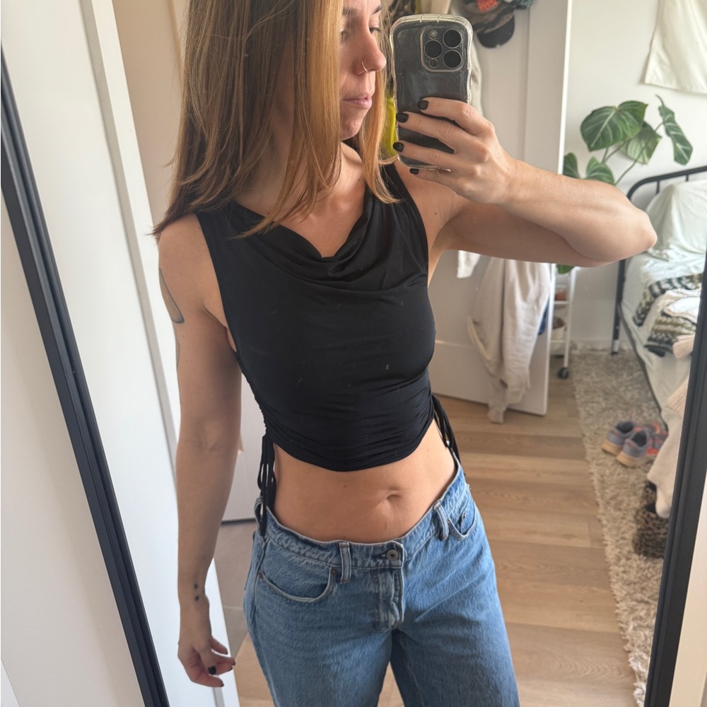 Black alo Sleeveless Ruched Crop Top
